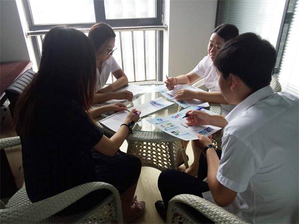 各人正在举行小组讨论.jpg 各人正在举行小组讨论.jpg