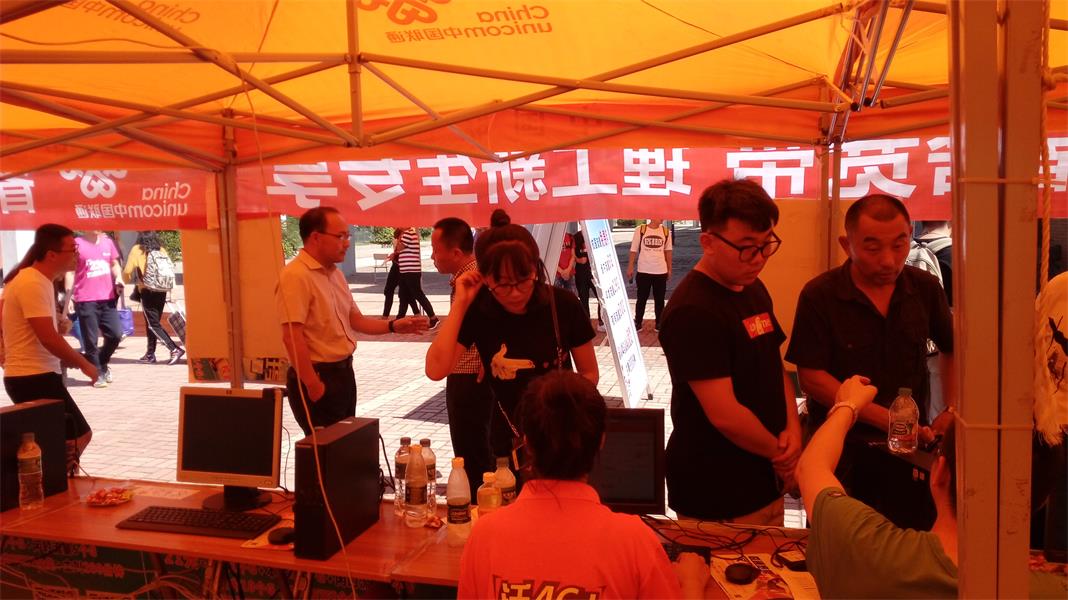 联通集客向导王春翔老总现场指挥安排事情.jpg 联通集客向导王春翔老总现场指挥安排事情.jpg