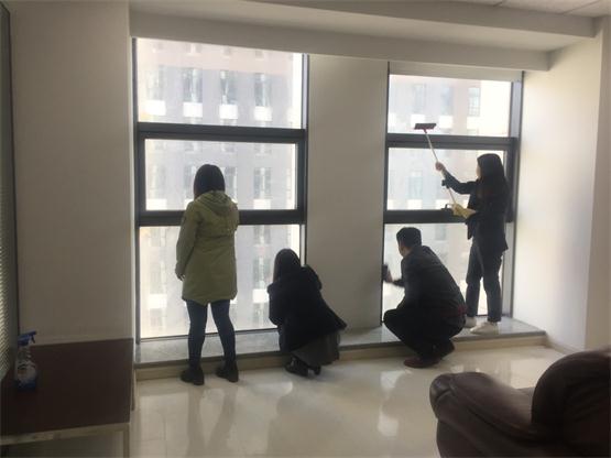 三位向导带动扫除新办公区卫生1.jpg