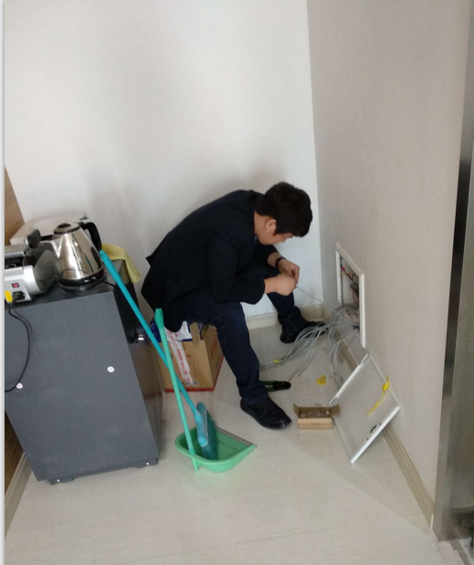 李洋同事为各人装置新办公区网线.png 李洋同事为各人装置新办公区网线.png