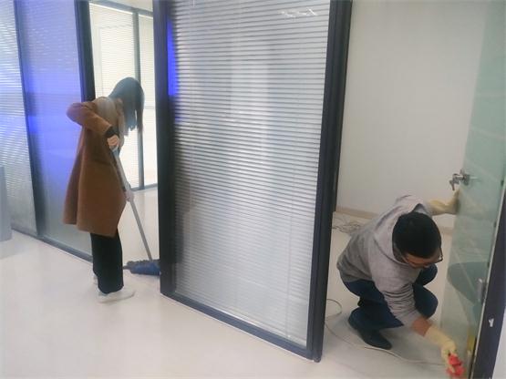三位向导带动扫除新办公区卫生2.jpg