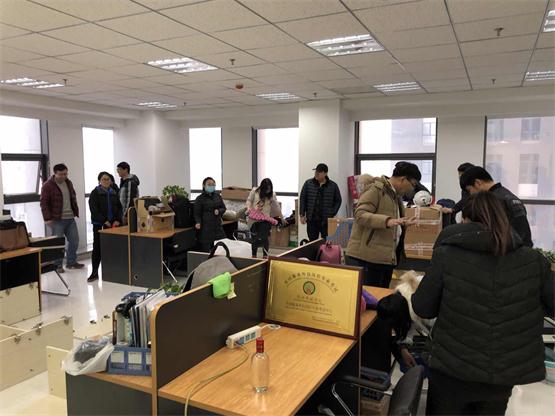 全体同事同心协力搬入新办公区.jpg