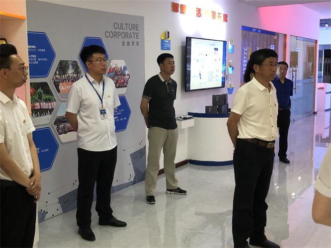 李国义董事长一行听取集团各个项目先容.jpg 李国义董事长一行听取集团各个项目先容.jpg