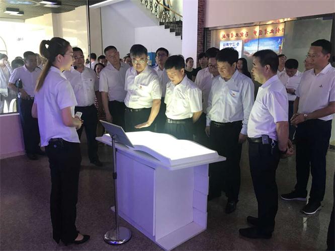 列位向导在体验虚拟翻书.jpg 列位向导在体验虚拟翻书.jpg