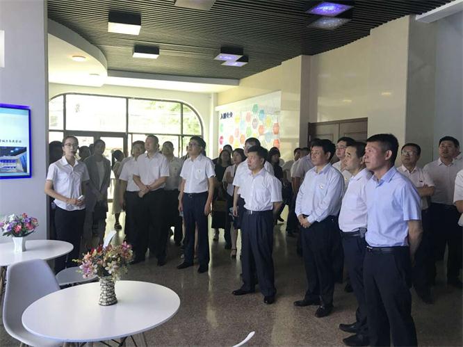 向导们在认真听孵化基地的简介.jpg 向导们在认真听孵化基地的简介.jpg