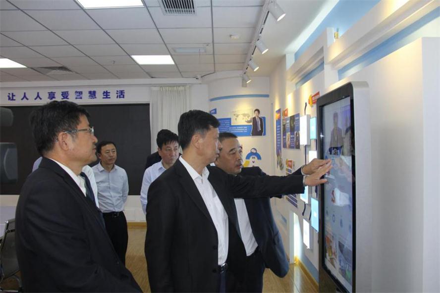 市长王一兵莅临亿万28电商指导.jpg 市长王一兵莅临亿万28电商指导.jpg