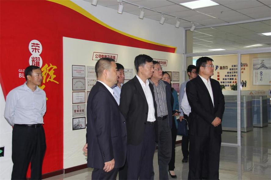 市长王一兵莅临亿万28电商调研指导.jpg 市长王一兵莅临亿万28电商调研指导.jpg