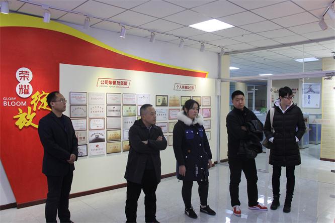 蒋县长一行旅行集团总部.jpg 蒋县长一行旅行集团总部.jpg